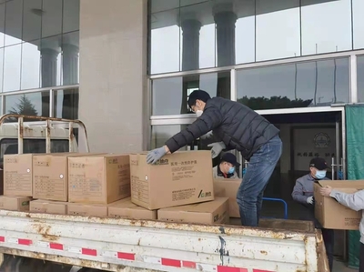抗疫進行時 我們在行動 | 守望相助的校企情 迪尚集團向校區(qū)捐贈全自動口罩機